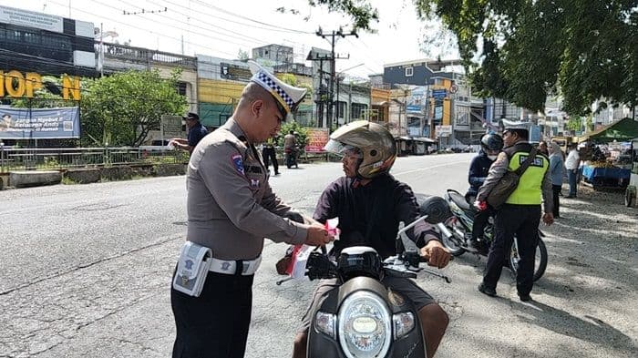 polres_tapteng_ajak_warga_kibarkan_bendera_merah_putih_di_kendaraan_sambut_hut_ke80_ri
