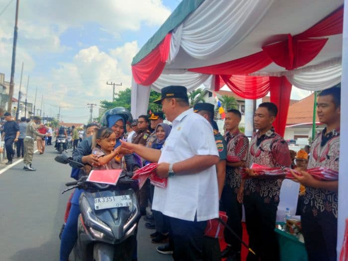 respons_bupati_asahan_sikapi_bendera_one_piece_tetap_pasang_merah_putih