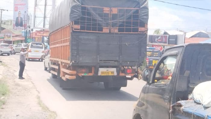akhir_pekan_jalan_siantarparapat_macet_di_simpang_dua_pematangsiantar