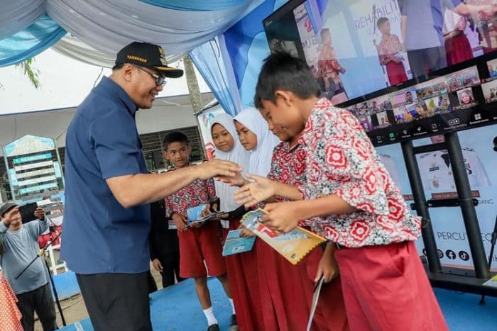 bupati_deli_serdang_copot_kepsek_saat_peluncuran_program_rehabilitasi_toilet