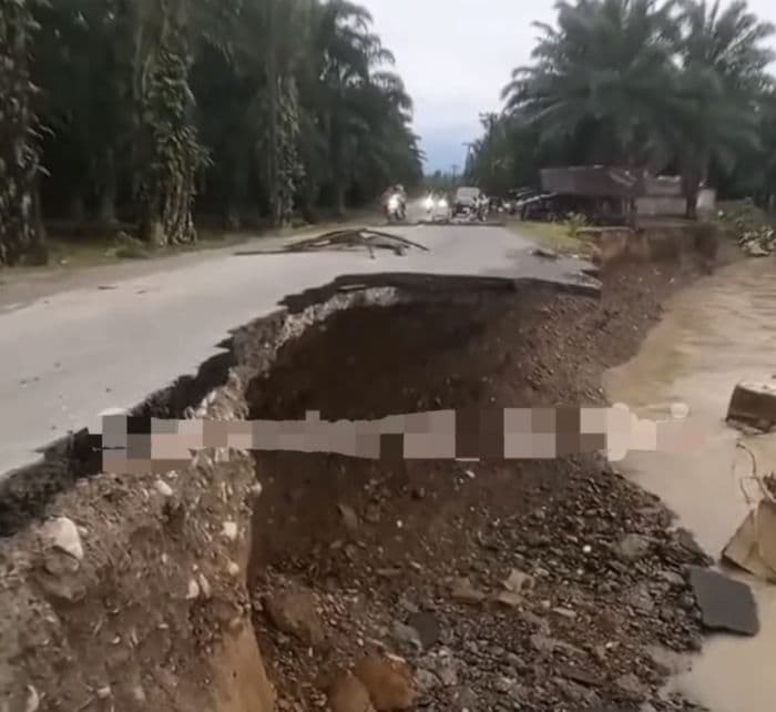 jalan_menuju_ekowisata_tangkahan_longsor_pengendara_diimbau_ekstra_hatihati_saat_melintas