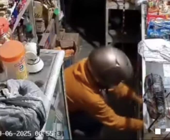 kawanan_maling_bobol_kios_di_binjai_terekam_cctv