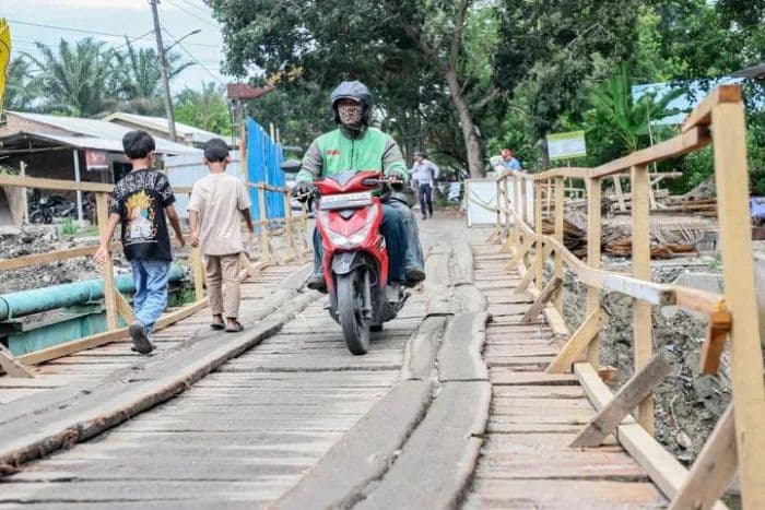 pemkab_deli_serdang_aspal_jalan_dan_bangun_jembatan_baru_di_lubuk_pakam