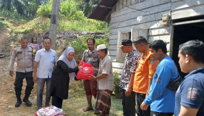 pemkab_labura_serahkan_bantuan_kepada_korban_kebakaran