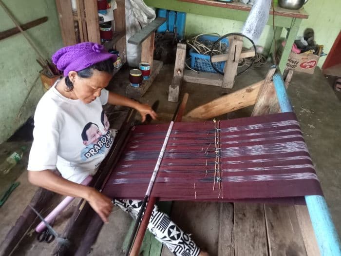 nikmati_tenunan_ulos_batak_tradisional_di_lokasi_wisata_air_panas_siregar_aek_nalas_toba