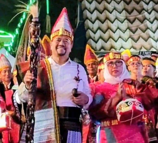 pemberian_tungkat_tunggal_panaluan_pada_bupati_batu_bara_ini_kata_tokoh_batak_toba