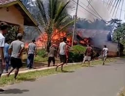 diduga_korsleting_listrik_rumah_warga_di_langkat_ludes_terbakar_saat_ditinggal_pemilik
