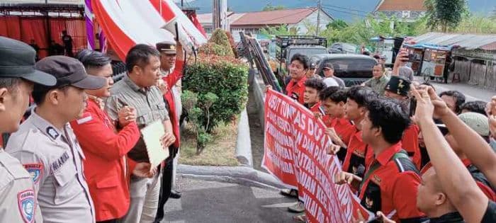 dpp_sapma_pejuang_batak_bersatu_datangi_kejari_samosir_usai_aksi_di_disbudpar
