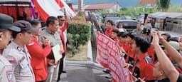 dpp_sapma_pejuang_batak_bersatu_datangi_kejari_samosir_usai_aksi_di_disbudpar