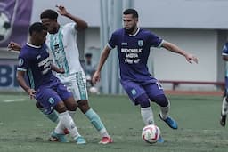 gol_bunuh_diri_embalo_persita_unggul_10_atas_psbs_di_babak_pertama