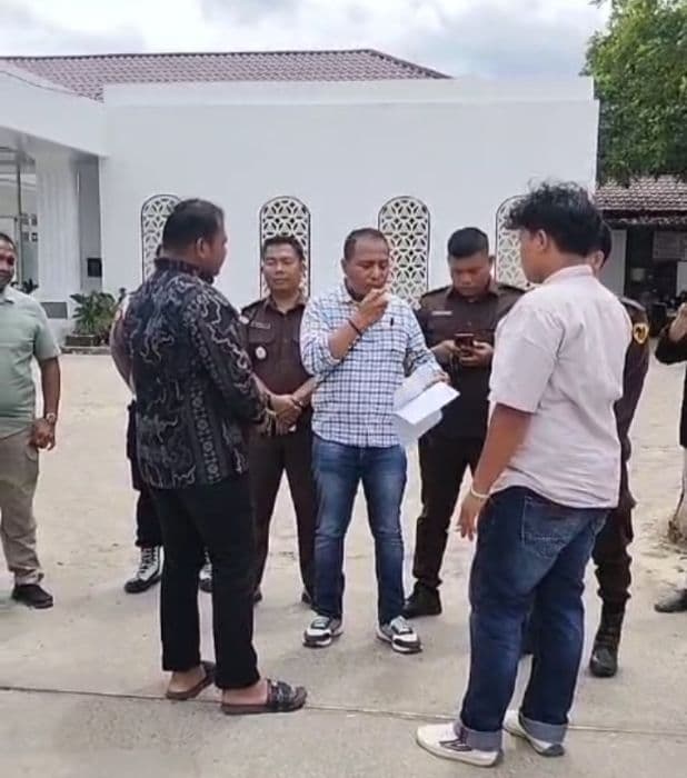 mahasiswa_di_palas_desak_kejari_periksa_kades_hutaimbaru_kecamatan_sosa_