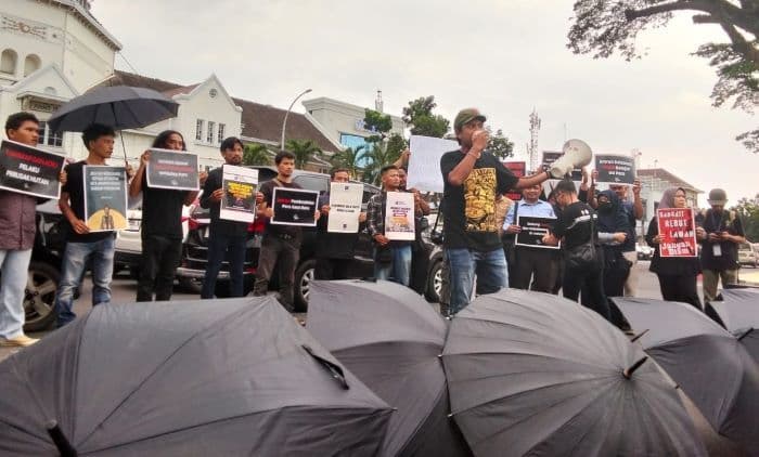 tolak_pembungkaman_pers_aji_dan_kkj_sumut_gelar_aksi_di_pos_bloc_medan