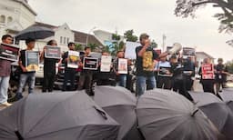 tolak_pembungkaman_pers_aji_dan_kkj_sumut_gelar_aksi_di_pos_bloc_medan