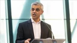 wali_kota_muslim_london_sadiq_khan_ucapkan_kemenangan_bersejarah_pada_zohran_mamdani_