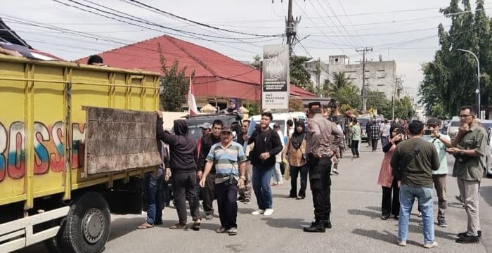 warga_bandar_tengah_geruduk_polres_tebing_tinggi_protes_penanganan_kasus_pencurian