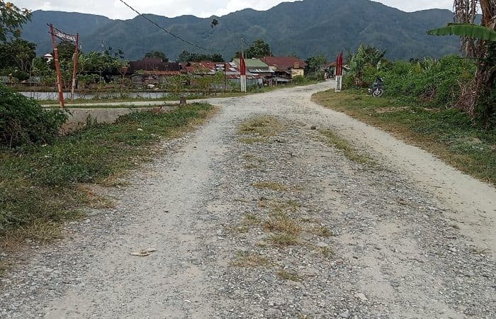 warga_patane_2_minta_pemkab_toba_segera_perbaiki_jalan_rusak_parah