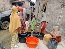 warga_tanjung_tiram_beli_air_rp30_ribu_per_hari_akibat_pdam_mati