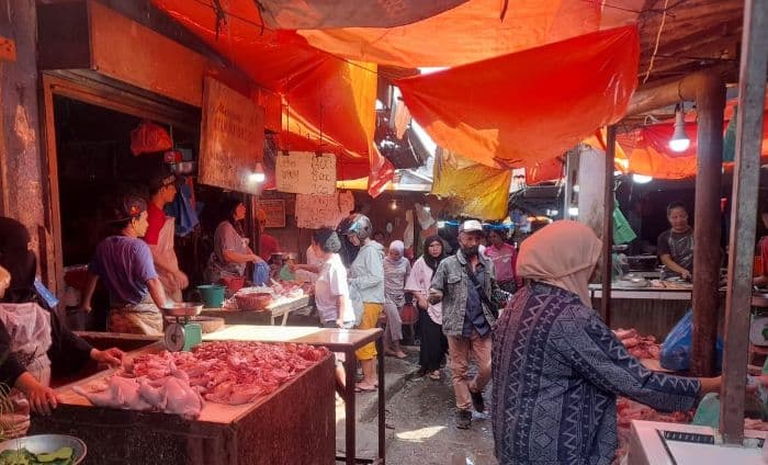 jelang_akhir_pekan_harga_daging_kambing_turun_di_pasar_horas_siantar
