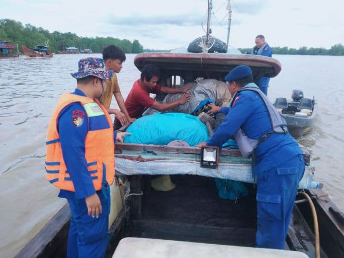 kapal_tanpa_nama_beroperasi_di_perairan_tanjung_balai