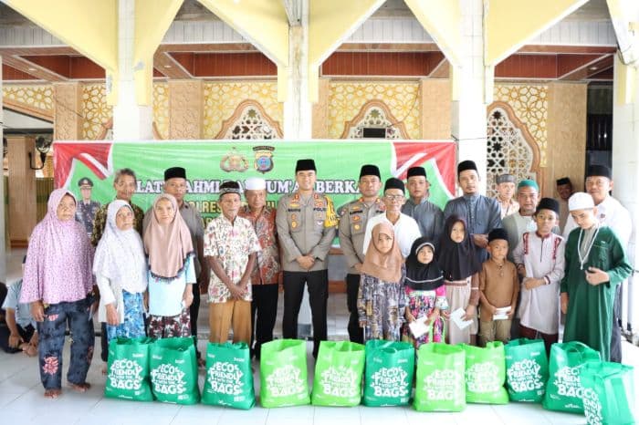 kapolres_tapteng_bagikan_sembako_kepada_warga_di_sibuluan_indah