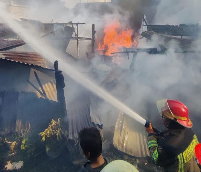 orang_pikun_hidupkan_kompor_gas_tiga_rumah_terbakar_di_medan