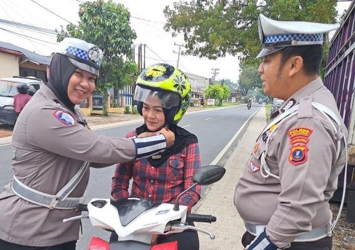 polisi_sosialisasi_keselamatan_helm_sni_kurangi_risiko_fatal_40_persen
