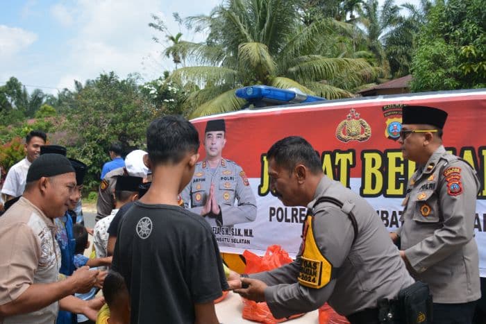 polres_labusel_bagikan_100_paket_nasi_di_masjid_al_majidu_desa_ulumahuam