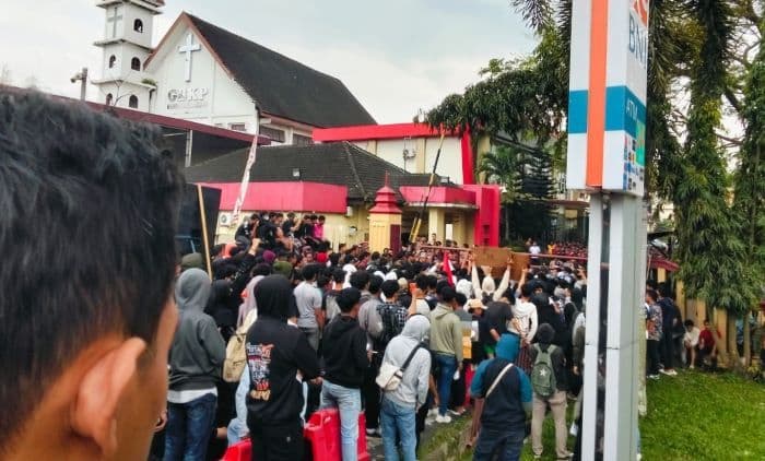 ratusan_mahasiswa_desak_polda_sumut_usut_korupsi_diduga_melibatkan_jokowi