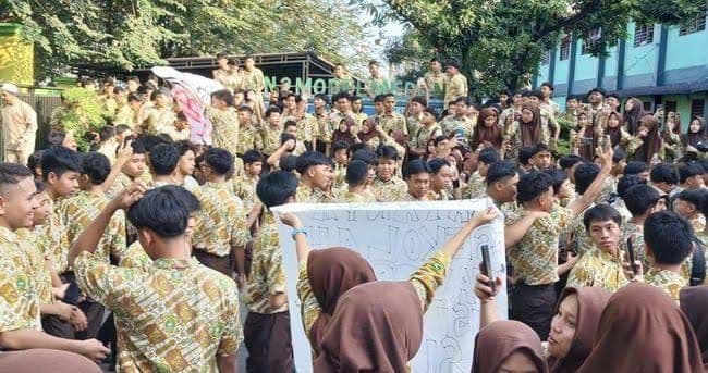 ratusan_siswa_man_2_model_medan_demo_tuntut_sekolah_terkait_snbp_