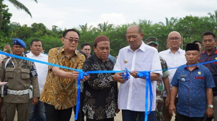 bupati_langkat_resmikan_pks_pt_sis_serap_90_persen_tenaga_kerja_lokal