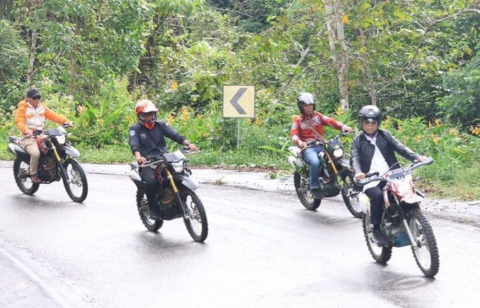 bupati_tapsel_tinjau_irigasi_rusak_naik_sepeda_motor