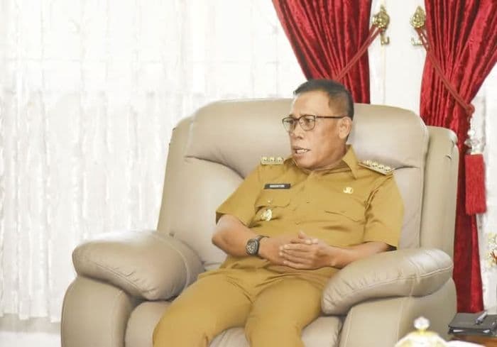 bupati_tapteng_ancam_copot_3_kadis_usai_copot_4_kades