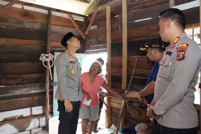 kapolres_tapteng_serahkan_sembako_dan_tali_asih_kepada_warga_lansia_di_pandan