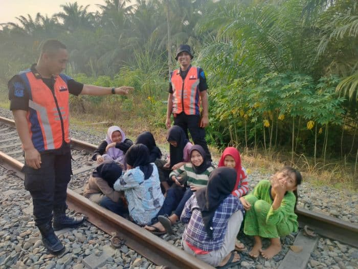 pt_kai_larang_masyarakat_ngabuburit_di_jalur_rel_kereta