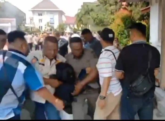 bkd_dprd_siantar_bakal_minta_klarifikasi_robin_manurung_atas_dugaan_memukul_mahasiswa_