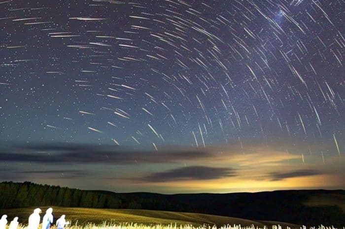 hujan_meteor_lyrid_akan_menghiasi_langit_bulan_april_2025_di_indonesia