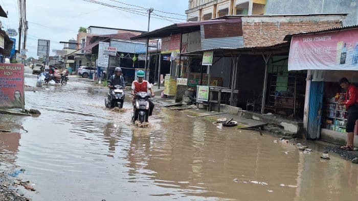 jalan_setia_makmur_sunggal_rusak_parah_omzet_sejumlah_pedagang_turun_drastis