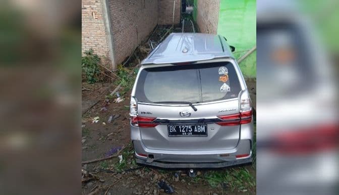 mobil_berisi_lima_orang_terseret_kereta_api_di_asahan_ada_korban_tewas