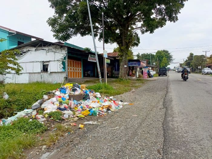 momen_lebaran_2025_sampah_berserakan_di_tepi_jalan_siantar