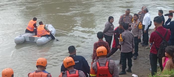 seorang_polisi_hanyut_terseret_arus_sungai_padang_di_tebing_tinggi