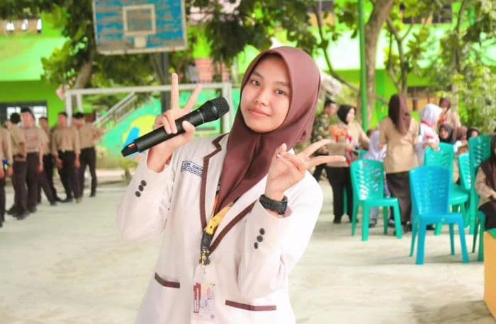 siswi_man_asahan_ini_lolos_undip_siap_jauh_dari_orang_tua