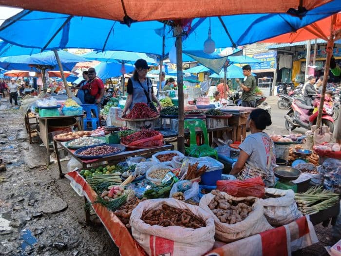usai_lebaran_harga_cabai_turun_di_pasar_dwikora