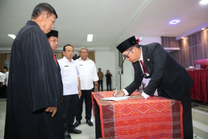 bupati_taput_lantik_16_pejabat_administrator_dorong_asn_inovatif_dan_berintegritas