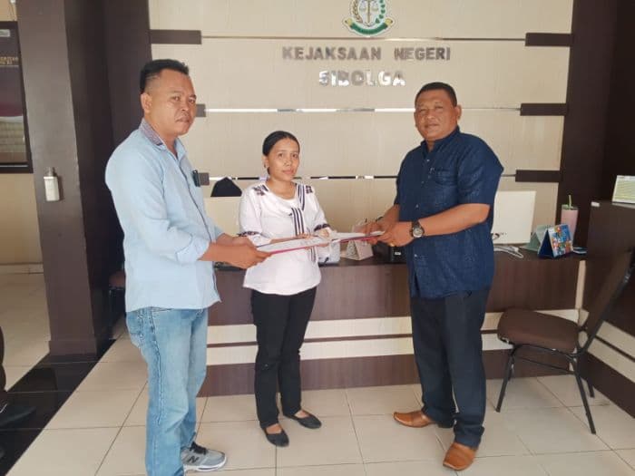 dugaan_korupsi_dana_bos_kepsek_sman_1_kolang_dilaporkan_ke_kejari_sibolga