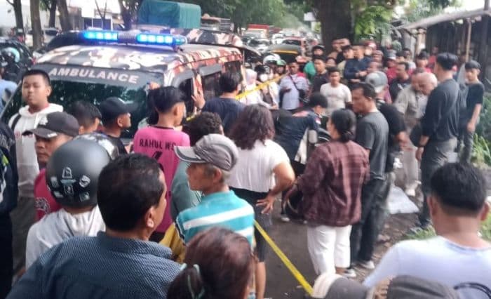 jasad_pria_gegerkan_warga_dan_pengendara_di_jalan_ngumban_surbakti