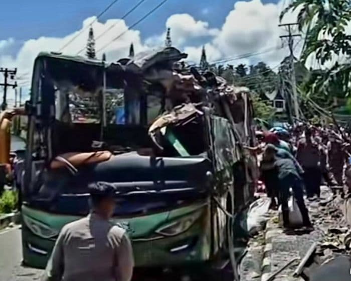 korban_laka_tunggal_di_padang_panjang_keluarga_menanti_jenazah_tiga_warga_sipolha_simalungun
