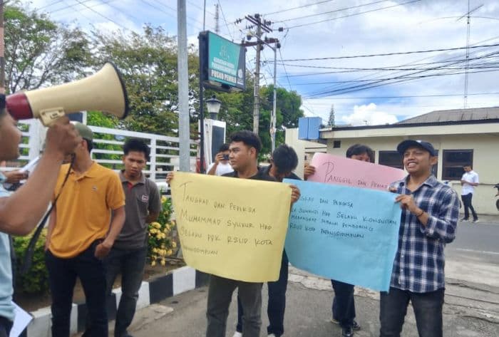 mahasiswa_desak_kejari_periksa_kontraktor_dan_ppk_di_rsud_padangsidimpuan