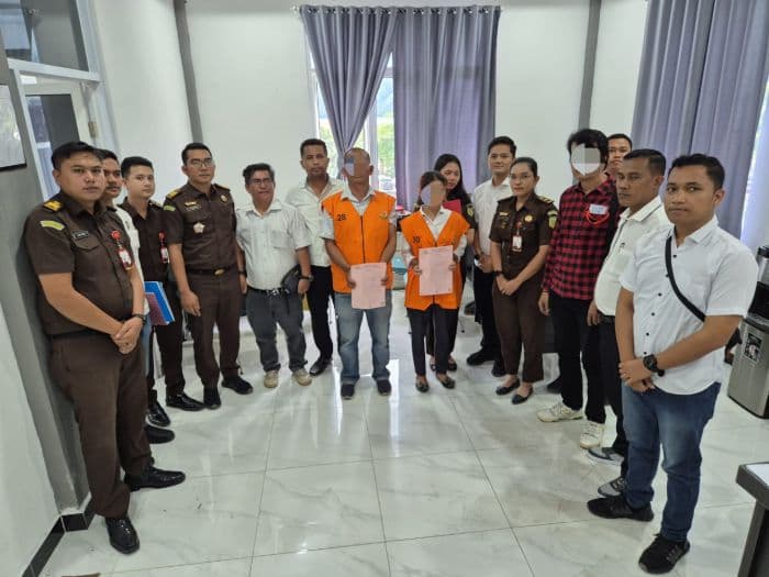 polres_samosir_serahkan_tersangka_korupsi_dd_sampur_toba_ke_kejaksaan