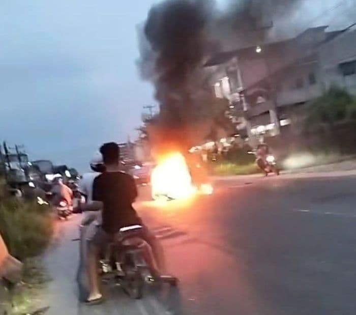 sepeda_motor_terbakar_di_jalan_binjai_ini_keterangan_polisi
