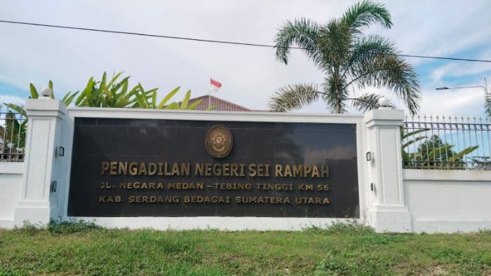 sidang_pembunuhan_siswi_smp_di_sergai_ditunda_orang_tua_korban_kecewa